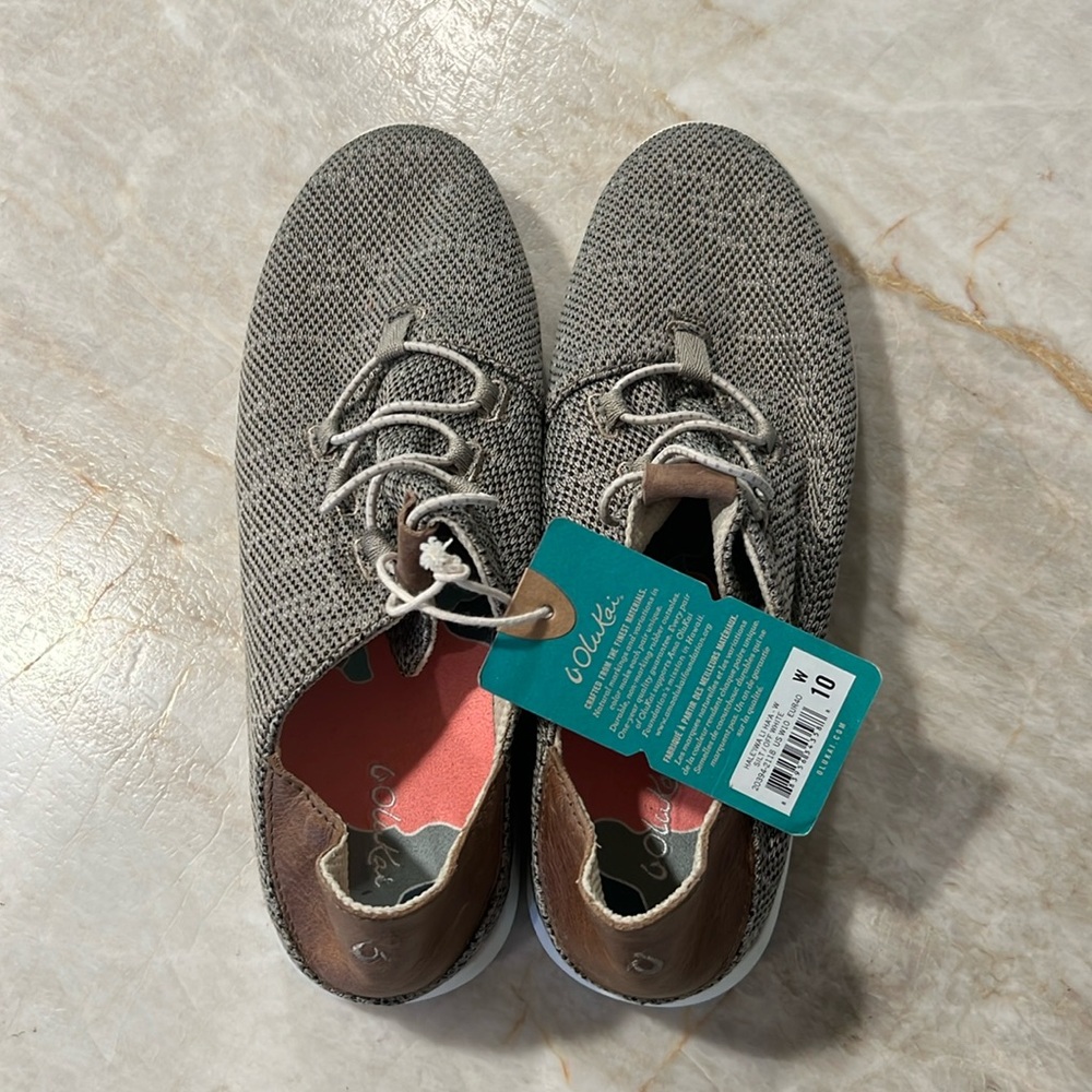 OluKai…Hale’Iwa Li Ha’a - silt/off white. Size 10. New w tags.